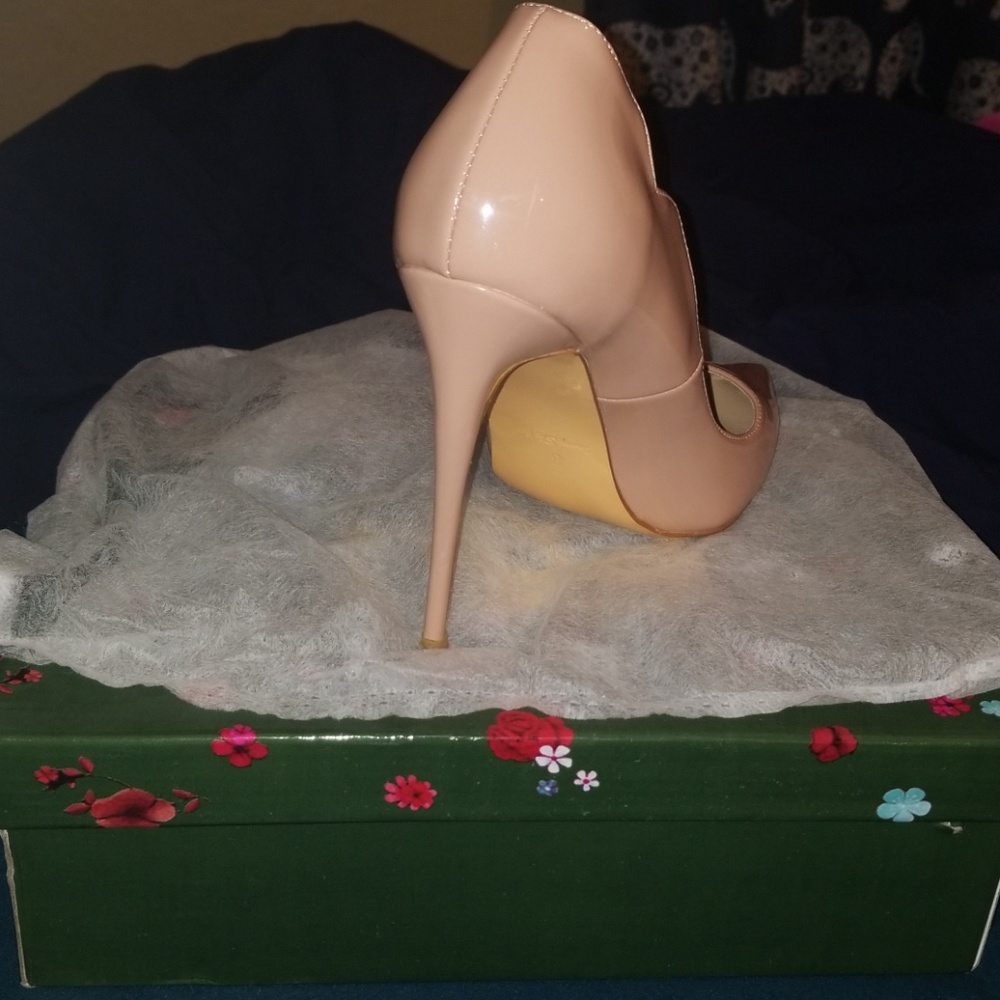 Shoes - Picture 2 of 4